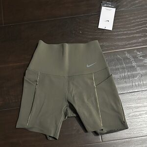 SOLD. NWT NIKE Universa shorts